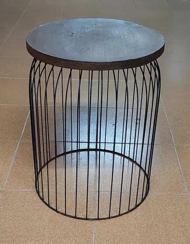 Mesa auxiliar diseño metal y madera