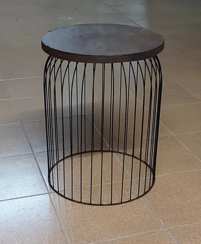 Mesa auxiliar diseño metal y madera