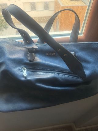 Bolso de piel azul con adornos