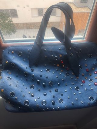 Bolso de piel azul con adornos