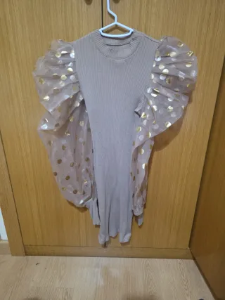 Vestido beige con mangas doradas