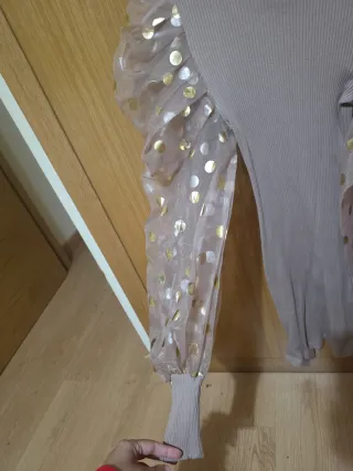 Vestido beige con mangas doradas