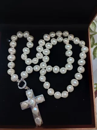 Collar de perlas con colgante de cruz de plata