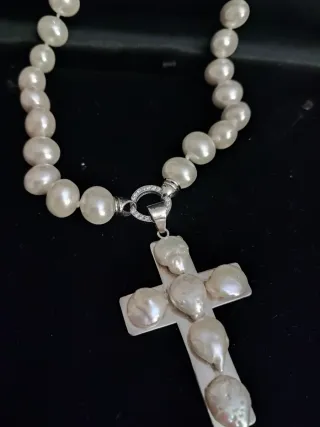 Collar de perlas con colgante de cruz de plata