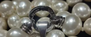 Collar de perlas con colgante de cruz de plata