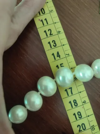 Collar de perlas con colgante de cruz de plata