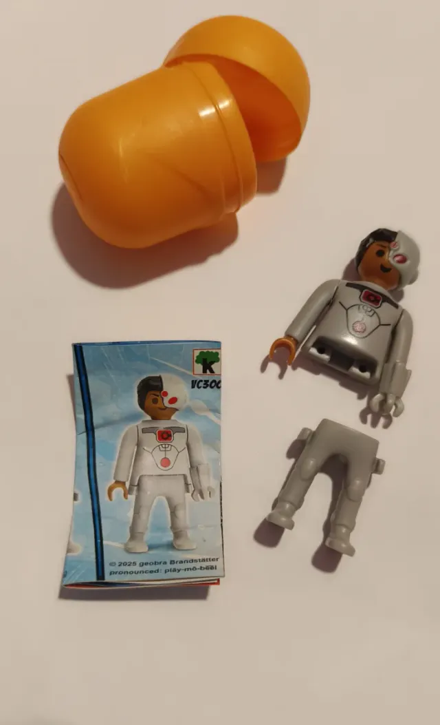 Figura Ciborg Huevo Kinder DC