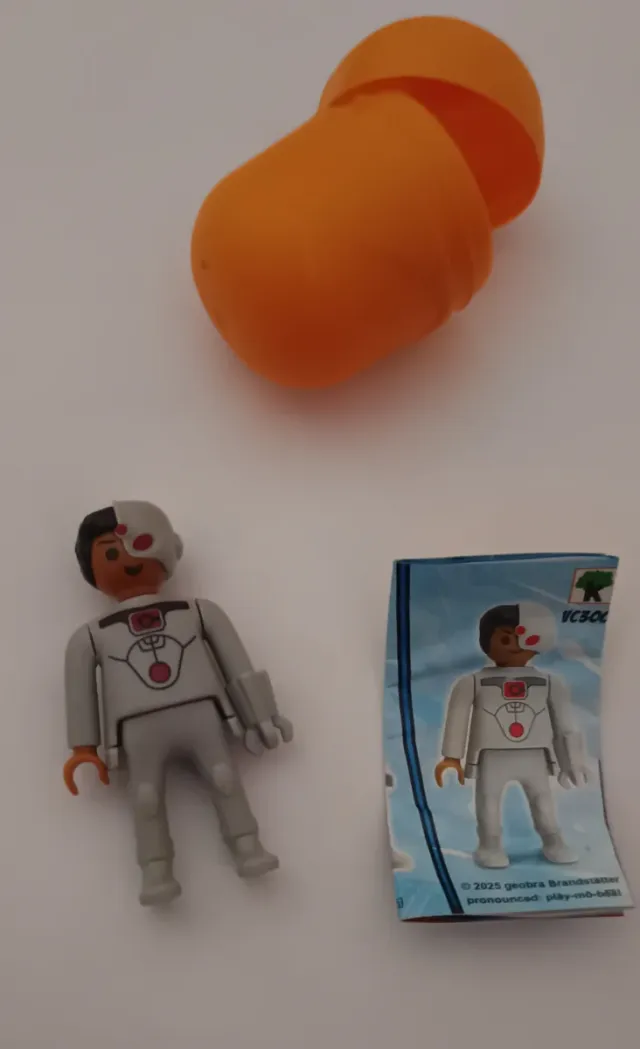 Figura Ciborg Huevo Kinder DC