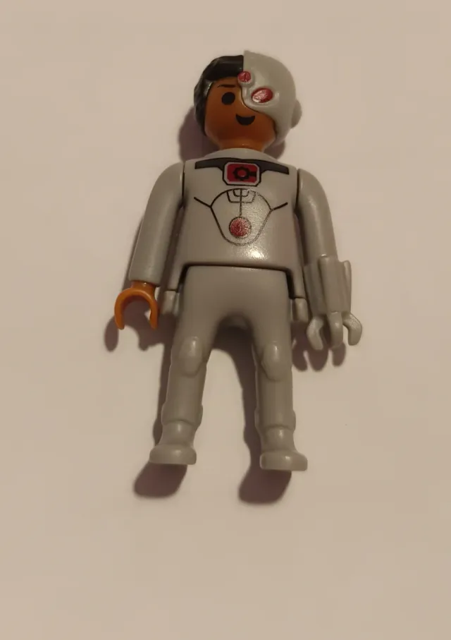 Figura Ciborg Huevo Kinder DC