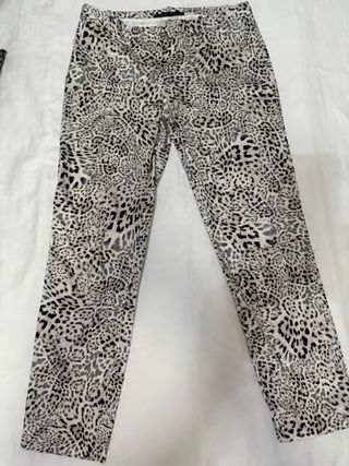Pantalón estampado animal print gris