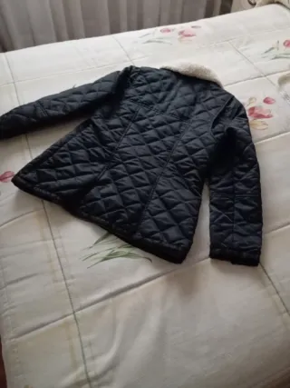 Chamarra acolchada negra mujer