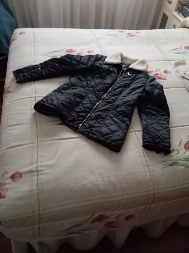 Chamarra acolchada negra mujer