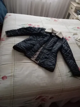 Chamarra acolchada negra mujer