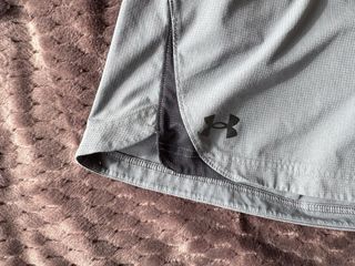 Pantalón corto Under Armour gris