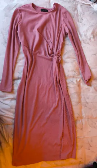 Vestido rosa de manga larga con nudo