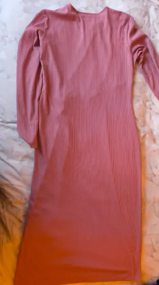 Vestido rosa de manga larga con nudo