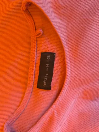 Vestido rosa de manga larga con nudo