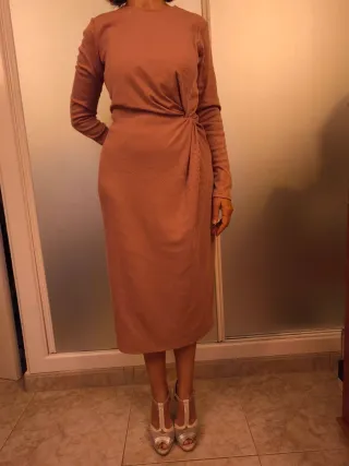 Vestido rosa de manga larga con nudo