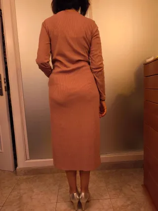 Vestido rosa de manga larga con nudo