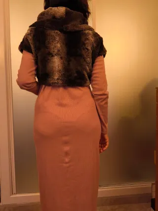 Vestido rosa de manga larga con nudo