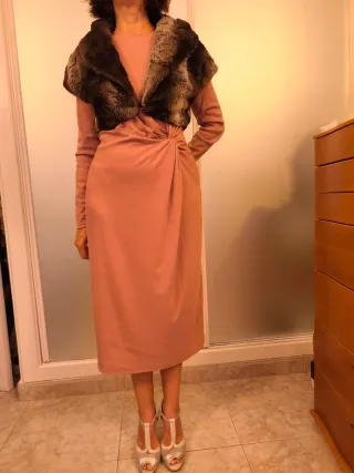 Vestido rosa de manga larga con nudo