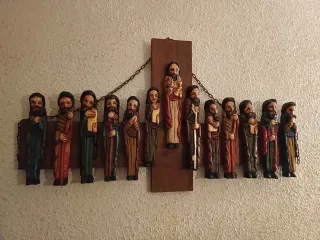 Cruz de madera con 12 apóstoles