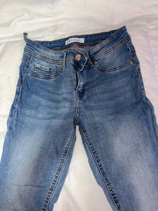 Vaqueros azules talla 42 Lo regalo