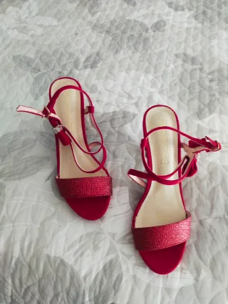 Sandalias rojas con tiras y pedrería