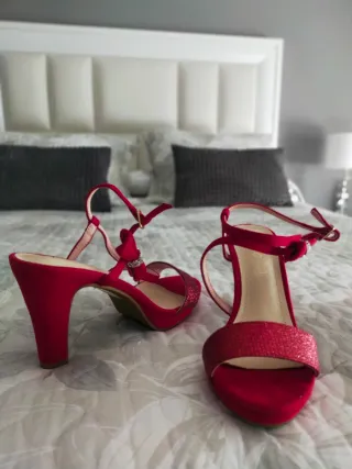 Sandalias rojas con tiras y pedrería