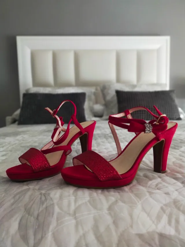 Sandalias rojas con tiras y pedrería