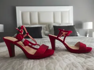 Sandalias rojas con tiras y pedrería