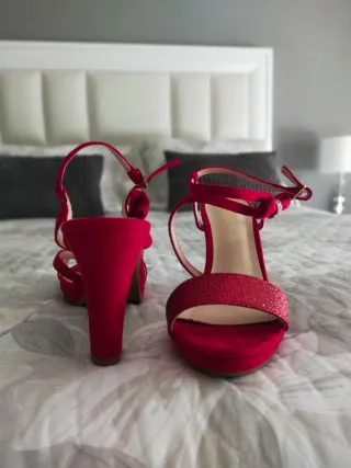 Sandalias rojas con tiras y pedrería