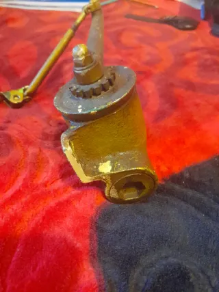 Cierrapuertas metálico dorado