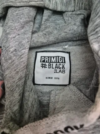 Felpa Primigi grigia con zip e dettagli rossi