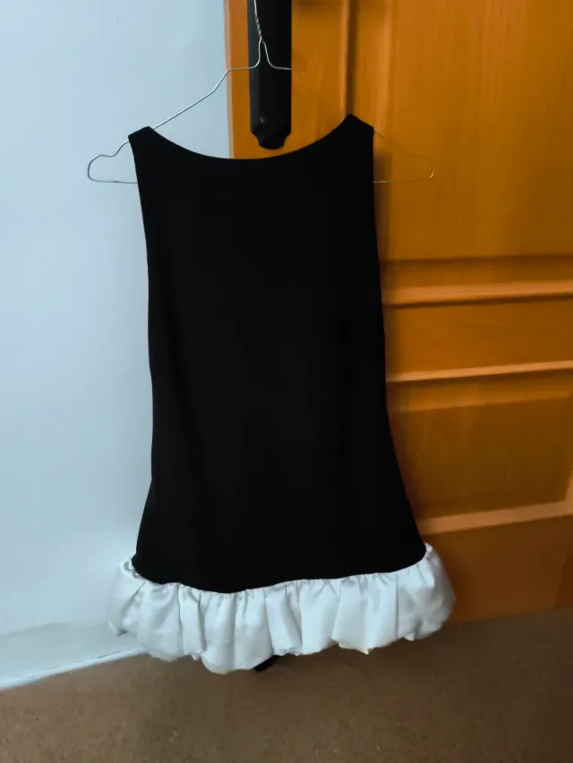 Vestido Zara negro con volantes blancos