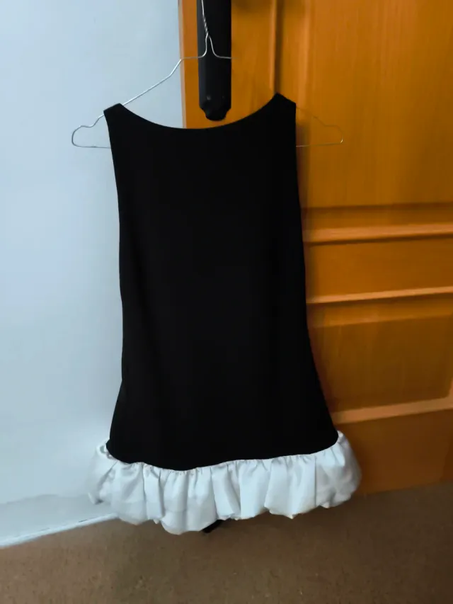 Vestido Zara negro con volantes blancos