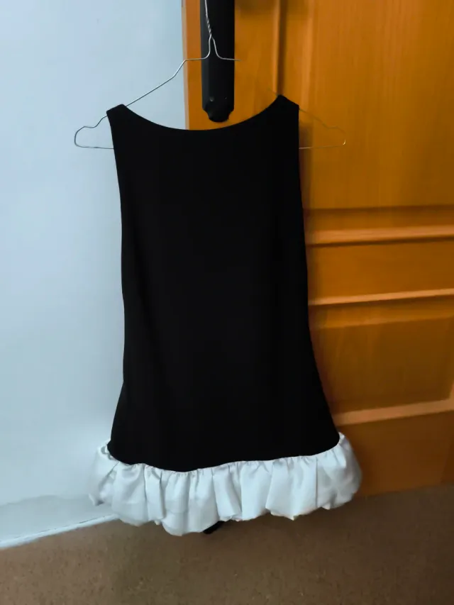 Vestido Zara negro con volantes blancos