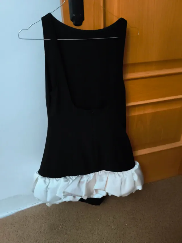 Vestido Zara negro con volantes blancos