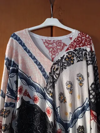 Jersey estampado cuello pico