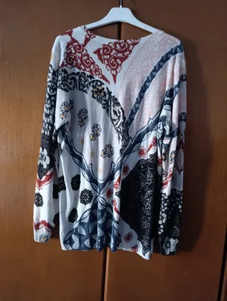 Jersey estampado cuello pico