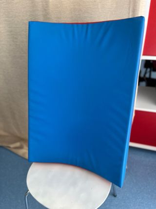 Colchoneta cambiador bebé azul y rojo
