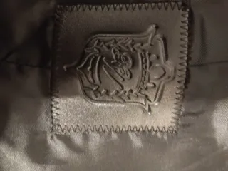 Chaqueta negra con flecos