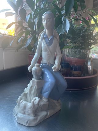 Figura de porcelana mujer con cántaro y perro