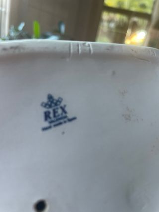 Figura de porcelana mujer con cántaro y perro