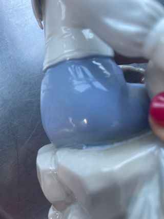 Figura de porcelana mujer con cántaro y perro