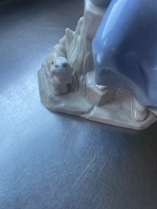 Figura de porcelana mujer con cántaro y perro