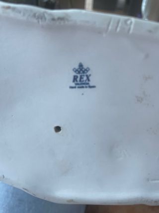 Figura de porcelana mujer con cántaro y perro