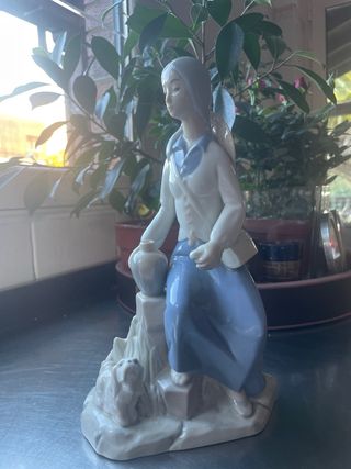 Figura de porcelana mujer con cántaro y perro