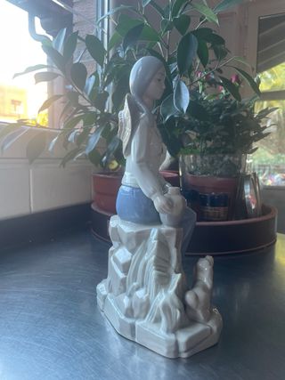 Figura de porcelana mujer con cántaro y perro