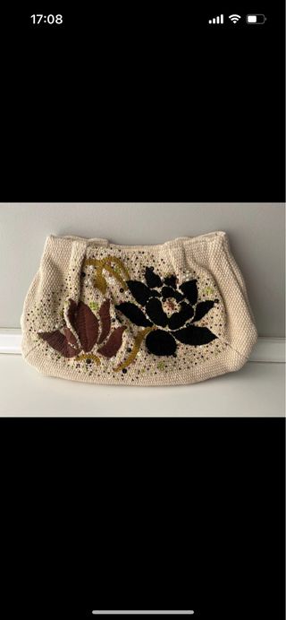 Bolso de mano tejido con flores